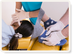 整形外科や整骨院にもある、施術専用のチェアを使い、頚部(首)や足などにもアプローチします。